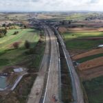 ~km 68+000 Nasyp pod konstrukcję drogi, drenaż podłużny, zbiornik